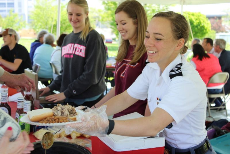 Students serve BBQ at the 2017 Ag Econ Club BBQ sale.