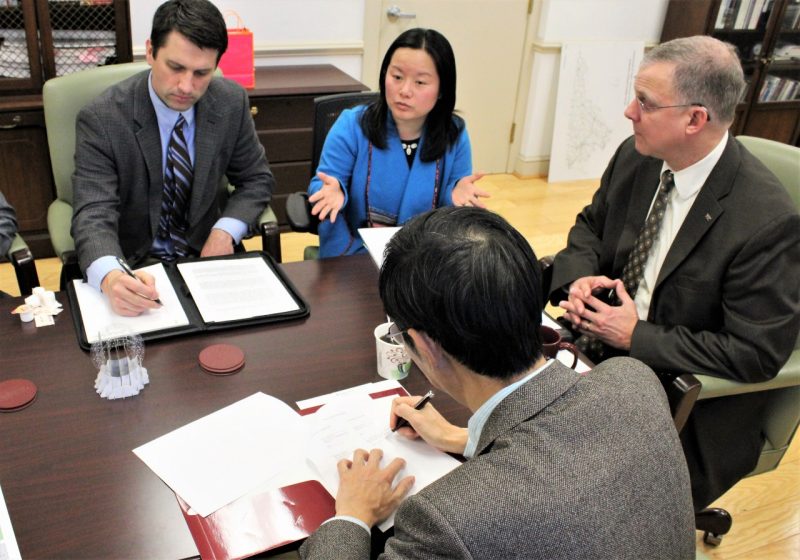 Nanakai University Economics professor signs collaborative agreement with Virginia Tech College of Agriculture and Life Sciences administrators.