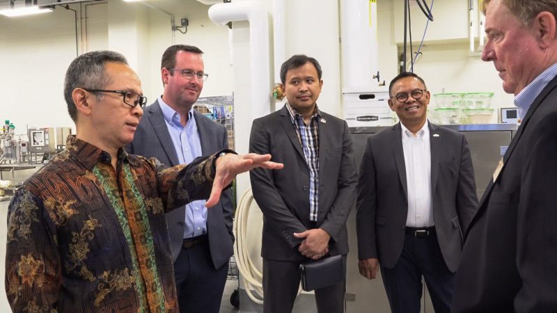 Indonesian Ambassador Siregar speaks with Virginia Tech faculty during a tour of a Virginia Tech Food Science lab.